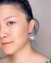 Load image into Gallery viewer, Shell Hoop Earrings