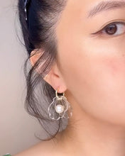 Load image into Gallery viewer, Shell Hoop Earrings