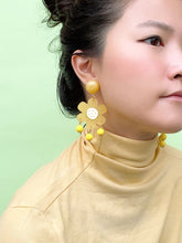 Load image into Gallery viewer, Yellow Flower Retro Earrings